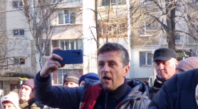 STOP CADRU: „Cât costă cercelul tău?” Un bărbat a dat bir cu fugiții după ce a încercat să provoace protestatarii de la Curtea de Apel